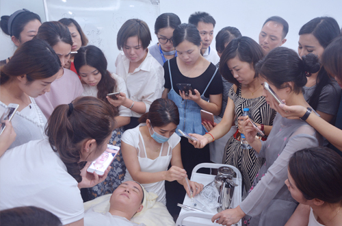 店长：自身做起，拥护品牌高度